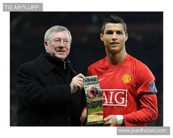 球迷疯狂冲进场内抢夺C罗球衣引发热议的欧冠奇观